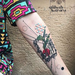 Conceptual flora and fauna tattoo by Gülşah Karaca. #GulsahKaraca #illustrative #graphic #technicolor #trippy #geometric #flora #fauna #floral #botanical #conceptual
