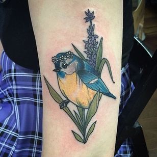 Tatuaje Blue Tit and Flowers de Lydia Hazelton.  #nytraditionel #fugl #bluetit #bluetitfugl #blomster #LydiaHazelton