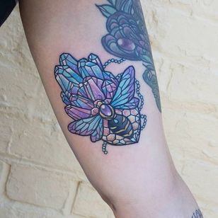 Crystal bee tattoo by Carla Evelyn. #CarlaEvelyn #girly #pastel #sparkly #cute #crystal #bee