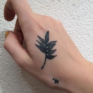 Blackwork leaf tattoo #blackwork #leaf #btattooing #minimalism #minimalistic #blckwrk #botanical #minimal #stmarysink