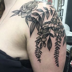 It's lovely how the leaves drape in this floral piece by Rebecca Vincent (IG—rebecca_vincent_tattoo). #black #floral #RebeccaVincent #roses