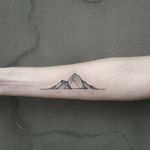 Sweet mountain linework combined with pointilism #pointilism #blackwork #bendoukakis #mountain #linework #fineline #delicate #dotwork