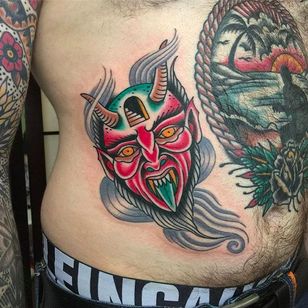 Cabeza de demonio al costado del abdomen.  Tatuaje de Nick Mayes.  #NickMayes #NorthSeaTattoo #traditionaltattoo #classic tattoos #demon