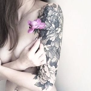 Botanical arm sleeve. (via IG - nikolay_tereshenko) #nikolaytereshenko #blackandgrey #softblackandgrey #floral