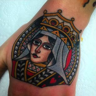 Solid Queen of Hearts Tattoo on Hand por Xam @XamTheSpaniard #Xam #XamtheSpaniard #Beautiful #QueenofHearts #Hand #Girl #Lady #Traditional #sevendoorstattoo #London