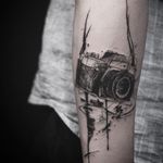 A sketchy camera from Nadi's portfolio (IG—tattooer_nadi). #abstract #blackwork #camera #freeform #illustrative #Nadi