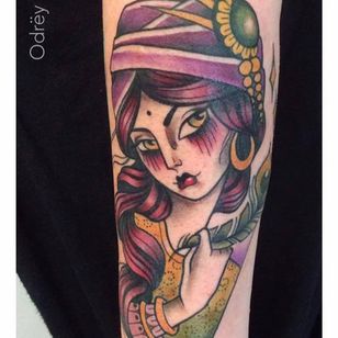 Precioso tatuaje de Odrëy #Odrëy #ilustrativo #nuevaescuela #neotradicional #dama #pluma