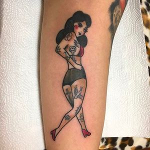Rad looking tattooed pinup girl done by Wilson Ng. #WilsonNg #BoldTattoos #traditionaltattoo #pinup #traditional #tattooedgirl