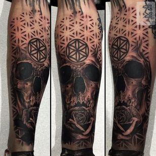 Tatuaje de calavera por Joz #Joz #MarkJoslin #mandala #blackwork #skull #blackandgrey (Foto: Instagram @ joz100)