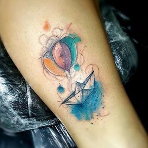 Fofurismo colorido! #MarcoMedeiros #colorida #colorful #aquarela #watercolor #tatuadoresdobrasil #barco #ship #papel #papercrane #balão #ballon