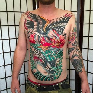 Tiburón lleno de acción vs.  Tatuaje frontal de un águila realizado por Nick Mayes.  #NickMayes #NorthSeaTattoo #traditionaltattoo #classic tattoos #shark # Eagle