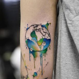 Todo el color (y la vida) se desangra del mundo.  Tatuaje de Georgia Gray.  #ilustrativo #incompleto #acuarela # GeorgiaGray #mundo #tierra #salpicadura de tinta