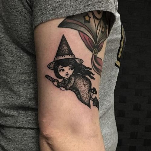 The scary part is what this witch by Sarah Whitehouse (IG—warahshitehouse) is looking back at. #adorable #blackandgrey #cute #creepy #dotwork #SarahWhitehouse #witch