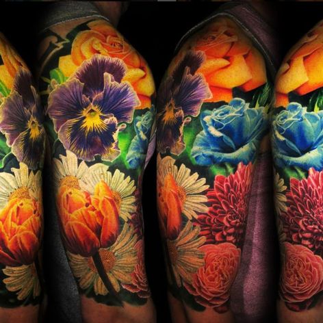 ¡Mira esos colores!  Tatuaje de Jamie Schene.  (Vía IG - jamie_schene) #JamieSchene #colorrealism #flowers