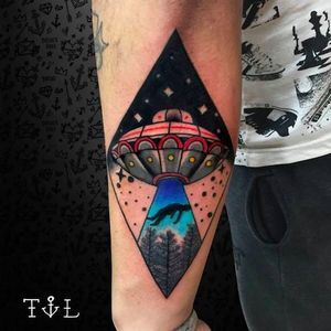 Por Thais Leite! #ThaisLeite #discovoadortattoo #ufotattoo #ufo #discovoador  #tatuadorasbrasileiras