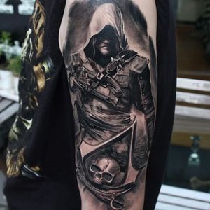 Looks like someone is about to get their throat slit. Tattoo by Nikolay Dzhangirov (Via IG - dntattoo89) #gamers #videogames #AssassinsCreed #AssassinsCreedTattoo #AssassinsCreedTattoos