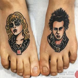 Traditional bangers of Sid and Nancy by Red Lip (IG—redliptattoo). #portraiture #RedLip #SexPistols #SidandNancy #traditional