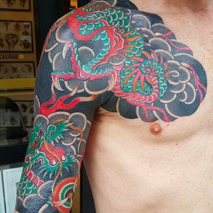 Imagen completa de imagen de pecho a manga de un tatuaje de dragón de Freddy Leo.  #FreddyLeo #japanese stiltattoo #irezumi #BuenosAires #dragon #ryu
