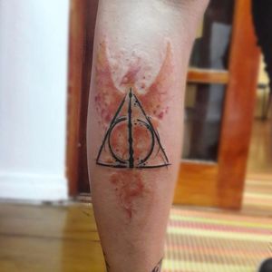 Símbolo das relíquias da morte com fênix por Vital Monteiro! #Vital #VitalMonteiro #tatuadoresbrasileiros #mantratattoo #tattooguest #phoenix #fênix #deathlyhallowa #reliquiasdamorte #harrypotter #harrypottertattoo #hptattoo