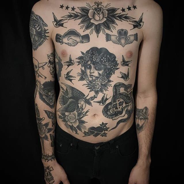 Tatuajes tradicionales negros y grises, todos realizados por Javier Betancourt.  (IG - javierbetancourt) #JavierBetancourt #blackandgrey #mavetattoo #traditionaltattoo