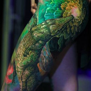 A croc from the aquatic leg sleeve tattoo done by Nika Samarina. #nikasamarina #coloredtattoo #surrealtattoo #organic #croc #detail