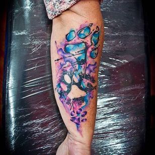 Tatuaje de huella de pata de acuarela de estilo graffiti abstracto de Jay Van Gerven.  # acuarela #JayVanGerven #abstracto #graffiti #inksplatter #pawprint