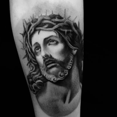 Jesus tattoo by Ami James #AmiJames #religioustattoo #blackandgrey #Jesus #Christian #Catholic #Christ #portrait #man #crown #thorns #crownofthorns #realistic #realism #painterly #love #death #god #tattoooftheday