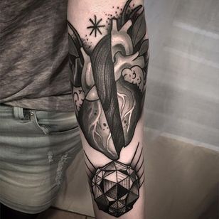 Tatuaje de corazón dividido por Luca Degenerate