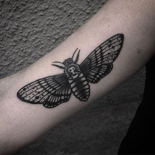 Tatuaje de polilla por Jack Ankersen #Blackwork #TaditionalBlackwork #BlackTattoos #Illustrative #FedBlackwork #JackAnkersen #btattooing #blckwrk #moth