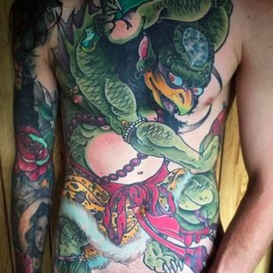 Tatuaje frontal de Kappa realizado por Matthew Mooney (IG - matty_d_mooney).  #Irezumi #kappa #japansk #traditionel #MatthewMooney