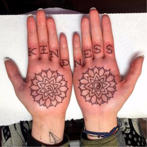 Belíssimo par, em tom de marrom, lembrando a henna utilizada na cultura hindu #MarkWalker #palm #palmtattoo #palmas #palmadamao