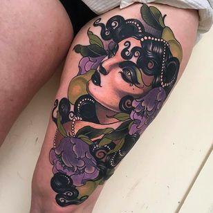 Otra hermosa pieza de chica con tatuajes neotradicionales de Emily Rose Murray.  #emilyrosemurray #neotradicional #chica