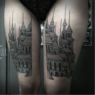 Tatuaje de ranura dividida de Bastartz #Bastartz #blackwork #geometric #split #castle