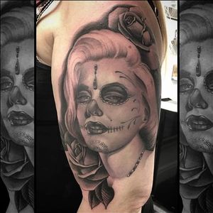 So this is what Marilyn Monroe is up to now. Beautiful La Catrina by Steve Morante (Instagram @steve_h_morante). #blackandgrey #LaCatrina #realism #roses #SteveMorante #stitches #traditional