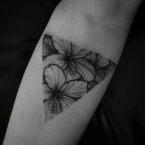Blackwork tattoo by Felipe Kross. #FelipeKross #blackwork #dotwork #triangle #flower