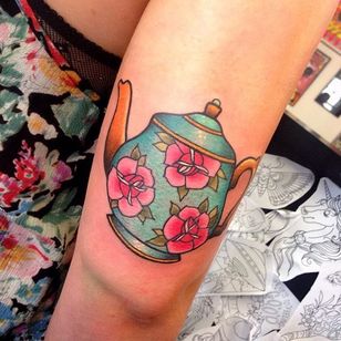 Tatuaje de tetera floral de Miss Quartz.  #tradicional #dulce #MissQuartz #flores #rosa #ticker