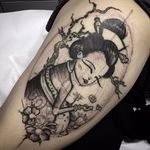 Tattoo de gueixa fofa feita por Anna Rimoli! #AnnaRimoli #gueixa #gueixatattoo #geisha #geishatattoo #blackwork #blackworktattoo #sakura #sakuratattoo #cerejeira #flordecerejeira