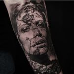 The shadowing that Jeong Hwi Jeon puts into some of his realistic tattoos is mind-blowing. #blackandgrey #JeongHwiJeon #portaiture #realism #shadows #details