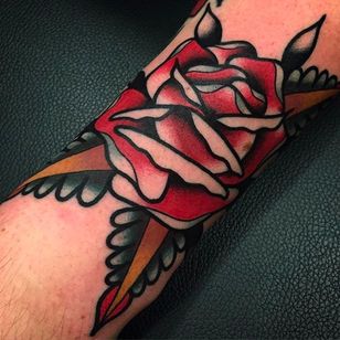 Tatuaje de una rosa sólida y atrevida realizada por Giacomo Fiammenghi.  #giacomofiammenghi #rose #traditioneltattoo #brightandbold #coloredtattoo #flowertattoo