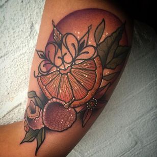 Tatuaje de cítricos y frutas chispeantes de Ladi Dada.  #naranja # cítricos #fruta #neotradicional #LadiDada