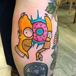 Homer Simpson Split Tattoo by Matt Daniels #homersimpson #thesimpsons #popculture #popculturesplit #splitdesign #popcultureartist #MattDaniels #StickyPop