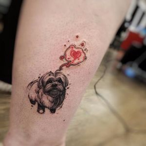 Muito amor numa tatuagem só #FelipeRodrigues #dogtattoo #dog #cachorro #catioro #pettattoo #petlovers #doglovers #cão #coração #heart #watercolor #aquarela