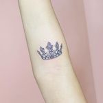 Tiny crown tattoo by Ida. #tiny #miniature #crown #Ida