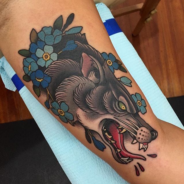 Tatuaje de lobo por James Cumberland #lobo #neotradicionallobo #neotradicional #neotradicionalartista #tradicional #JamesCumberland