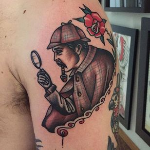 Sherlock Holmes Tattoo por Gonzalo Muñiz #sherlockholmes #sherlockholmestattoo #traditional #traditionaltattoo #oldschool #traditionalartist #boldwillhold #GonzaloMuniz