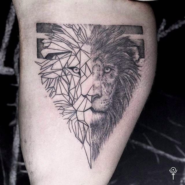 Tatuaje de león de aspecto loco hecho por Gabor Zolyomi.  #GaborZolyomi #FatumTattoo #blackwork #illustrativetattoo #león
