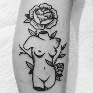 Fantástico tatuaje de Lydia Marier #LydiaMarier #minimalista #blackwork #tradicional #rosa