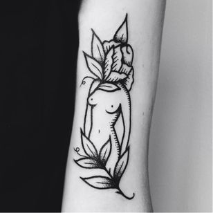 Hermoso tatuaje de Lydia Marier #LydiaMarier #minimalista #blackwork #tradicional #flor