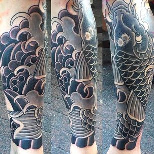 Hermoso tatuaje de koi negro y gris realizado por Amar Goucem.  #AmarGoucem #dragontattooNL #JapaneseStyle #horimono #koi #blackandgray