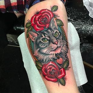 Tatuaje de gato y rosas por Sadee Glover @Sadee_Glover